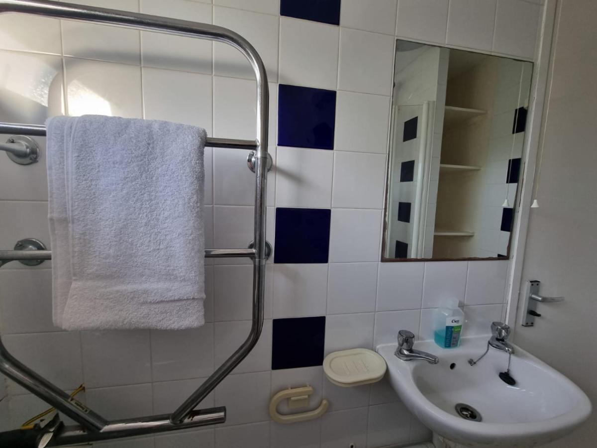 Private Rooms Bath Exterior foto