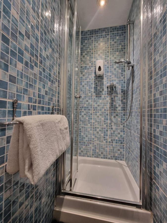 Private Rooms Bath Exterior foto